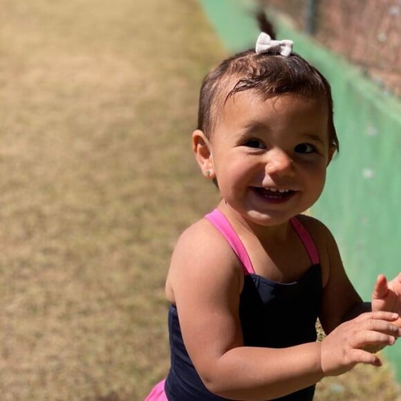 Filha de Ticiane Pinheiro e Cesar Tralli, Manuella apareceu toda sorridente nas fotos