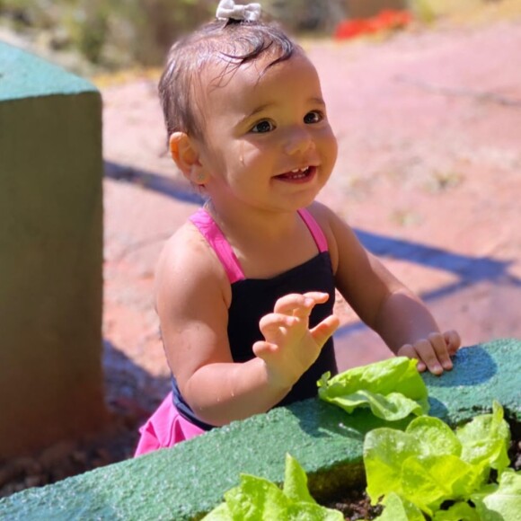 Ticiane Pinheiro escolheu maiô rosa e preto para a filha Manuella usar em dia de brincadeiras