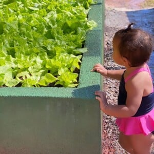 Ticiane Pinheiro fotografa a filha Manuella interagindo com natureza