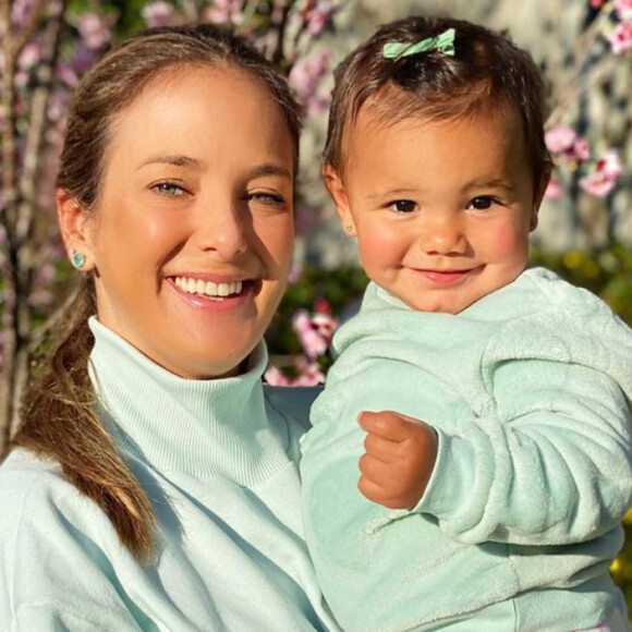 Filha de Ticiane Pinheiro, Manuella esbanja fofura com look moda praia. Veja fotos postadas pela apresentadora nesta terça-feira, dia 04 de julho de 2020