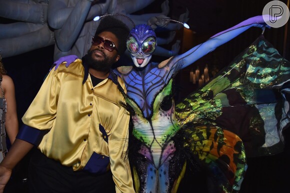 Heidi Klum recepciona os seus convidados vestida 'mosca-varejeira'