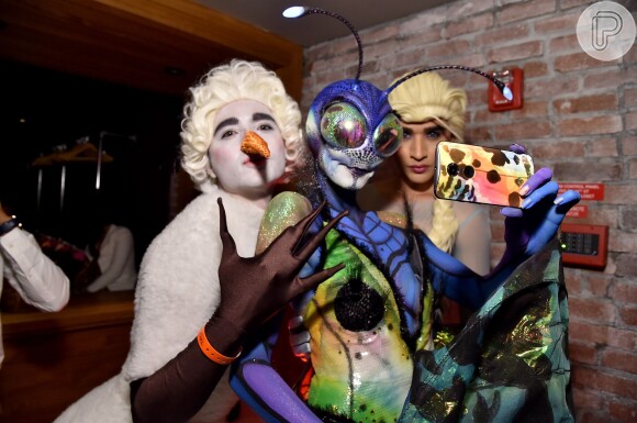 Heidi Klum recepciona os seus convidados vestida 'mosca-varejeira'