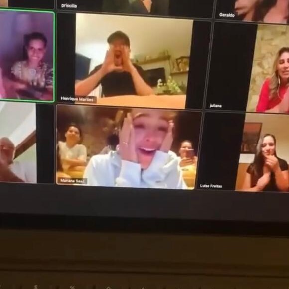 Bruna Marquezine chora ao cantar 'Parabéns' por chamada de vídeo em seu aniversário de 25 anos