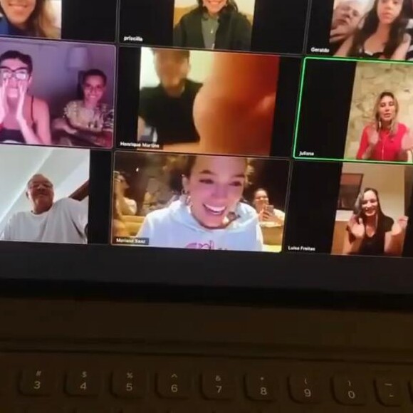 Bruna Marquezine aproveitou momento em família na sua casa na Barra da Tijuca, zona oeste do Rio de Janeiro