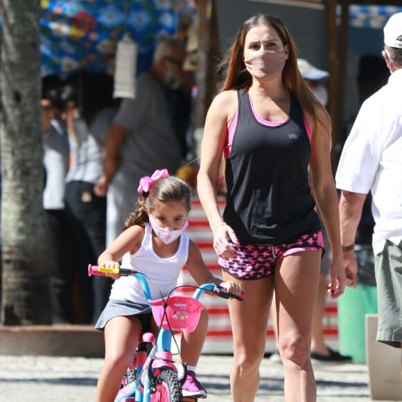 Filha de Deborah Secco, Maria Flor passeou de bicicleta com a mãe