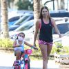 Deborah Secco usou look fitness em momento de exercício com a filha, Maria Flor