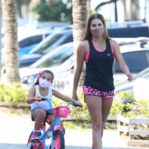 Deborah Secco usou look fitness em momento de exercício com a filha, Maria Flor