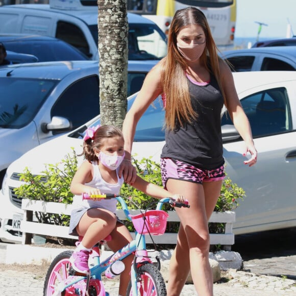 Deborah Secco e Maria Flor se divertiram juntas em passeio na orla da Barra da Tijuca