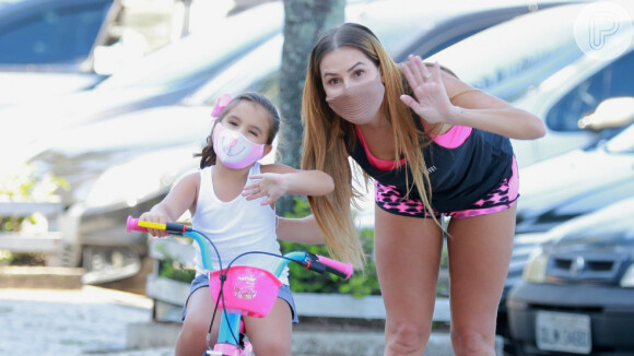 Momento mãe e filha: Deborah Secco acompanha passeio de bike de Maria Flor nesta sexta-feira, dia 07 de agosto de 2020