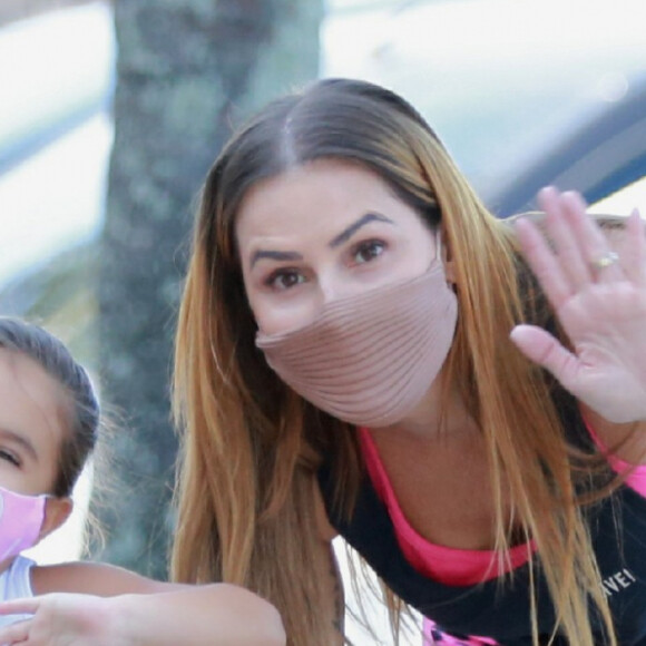 Momento mãe e filha: Deborah Secco acompanha passeio de bike de Maria Flor nesta sexta-feira, dia 07 de agosto de 2020