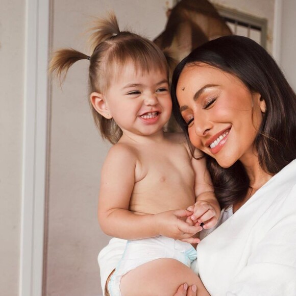 Filha de Sabrina Sato, Zoe se diverte com item fitness de treino da apresentadora