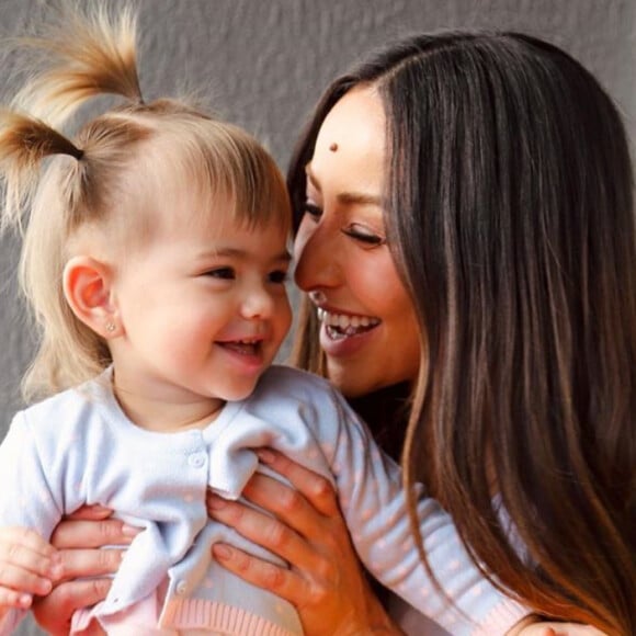 Filha de Sabrina Sato, Zoe se diverte com item fitness de treino da mãe. Confira vídeo postado nesta sexta-feira, dia 07 de agosto de 2020