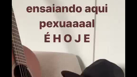 Marília Mendonça publica vídeo do filho, Leo, tocando violão