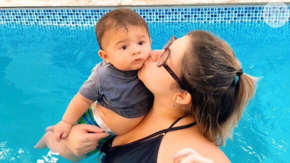 Marília Mendonça posta foto do filho, Leo, com chapéu e violão, em 8 de agosto de 2020