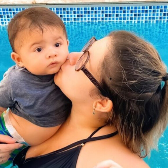 Marília Mendonça posta foto do filho, Leo, com chapéu e violão, em 8 de agosto de 2020
