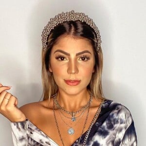 Hariany Almeida passou por mudanças no visual: implante de silicone e lipo na barriga