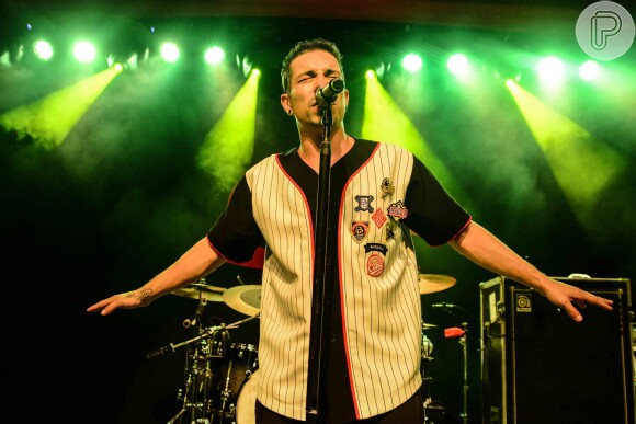 Anitta participou do desfile da Coca-Cola em São Paulo neste domingo, 1 de novembro de 2014