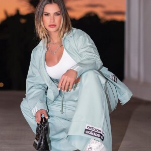 A modelo Andressa Suita também usou bolsa de grife em produção