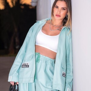 Andressa Suita apostou em calça pantalona sporty com cintura alta