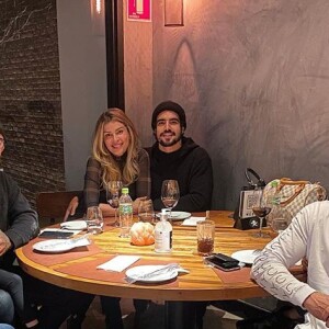 Grazi Massafera e Caio Castro visitaram restaurante de Henrique Fogaça em São Paulo