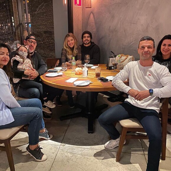 Grazi Massafera e Caio Castro visitaram restaurante de Henrique Fogaça em São Paulo