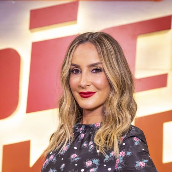 Claudia Leitte se divertiu ensinando a filha, Bella, a falar