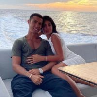 Cristiano Ronaldo ouve Marília Mendonça e troca beijos com a mulher em date