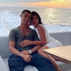 Cristiano Ronaldo faz passeio romântico de iate com a mulher, Georgina Rodríguez