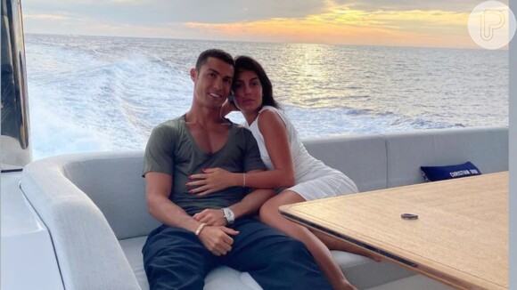 Cristiano Ronaldo faz passeio romântico de iate com a mulher, Georgina Rodríguez