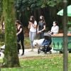 Romana Novais usou look fitness para a caminhada no parque