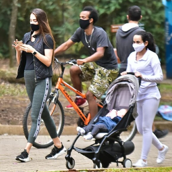 Romana Novais escolheu look fitness para o programa ao ar livre