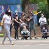 Grávida, Romana Novais caminha com família em parque de São Paulo