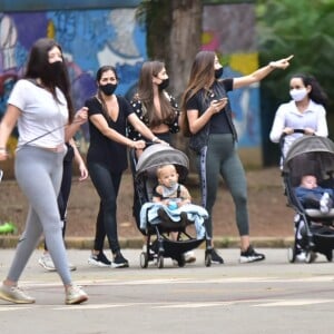 Grávida, Romana Novais caminha com família em parque de São Paulo