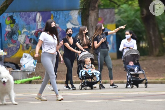 Grávida, Romana Novais caminha com família em parque de São Paulo
