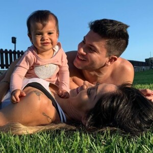 Mayra Cardi publica foto com Arthur Aguiar e a filha deles, Sophia