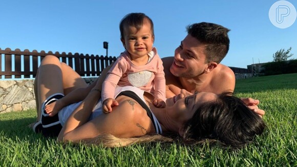 Mayra Cardi publica foto com Arthur Aguiar e a filha deles, Sophia