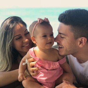 Arthur Aguiar falou sobre atual relacionamento com Mayra Cardi, com quem tem Sophia