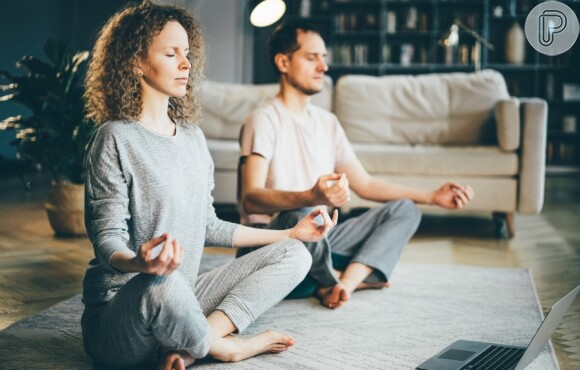 Aula de yoga em casa é vantajosa para quem quer cuidar do corpo e mente