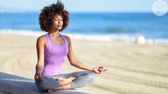 Yoga em casa: 4 vantagens do exercício alia praticidade e autocuidado. Saiba mais em matéria nesta sexta-feira dia 21 de agosto de 2020