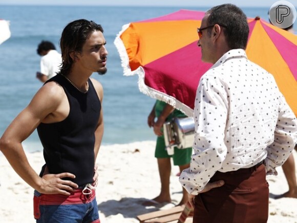 Fernando (Marco Ricca) decide revelar para Rodrigo (Brenno Leone) que é seu pai, em 'Boogie Oogie'