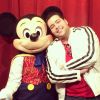 Tiago Abravanel posa ao lado do Mickey, na Disney, durante gravação para o 'Mais Você'
