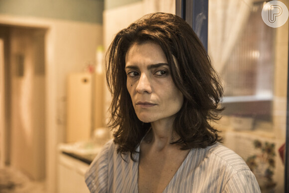 Novela 'Amor de Mãe': Leila (Arieta Corrêa) ajuda Penha (Clarissa Pinheiro) a fugir da cadeia e, depois, a matar Belizário (Tuca Andrada)