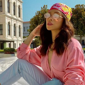 Flávia Pavanelli usa em viagem à Capadócia, na Turquia, look com camisa decotada na cor rosa