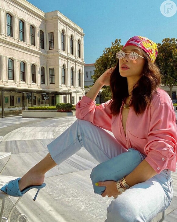 Flávia Pavanelli usa em viagem à Capadócia, na Turquia, look com camisa decotada na cor rosa