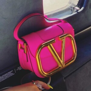 Bolsa rosa fluor Valentino de Flávia Pavanelli custa $ 1,995.00, aproximadamente R$ 10.500 no Brasil