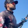 Fernando Zor posa de sunga branca ao pescar de jet-ski no Paraná