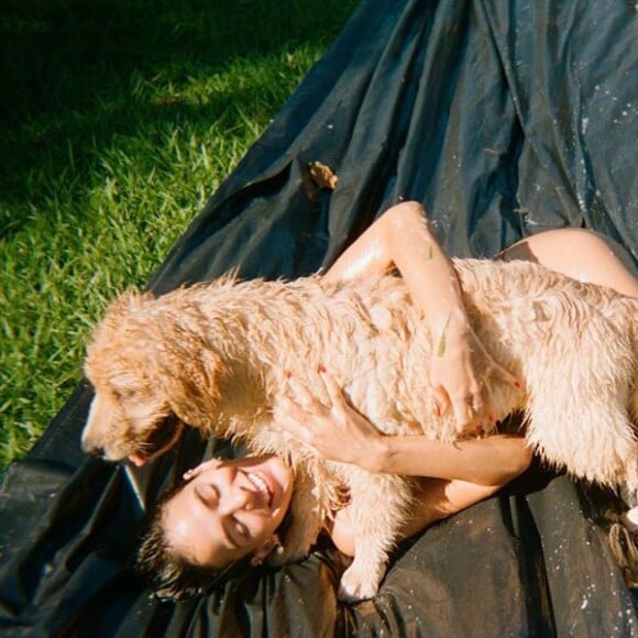 Bruna Marquezine se diverte a cachorrinha Amora em dia de sol em casa