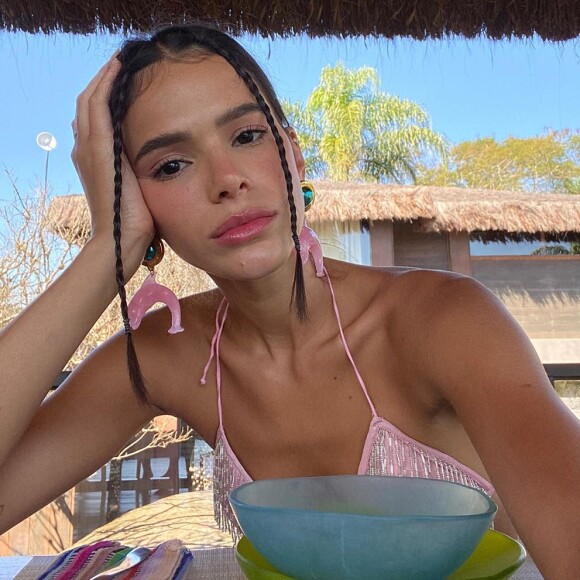 Bruna Marquezine adora biquínis cheios de estilo para momentos de lazer