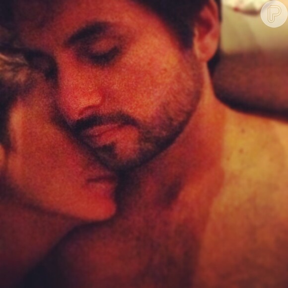 Claudia Leitte postou uma foto enchendo o marido, Marcio Pedreira, de carinhos em sua conta do Instagram, neste sábado, 2 de março de 2013