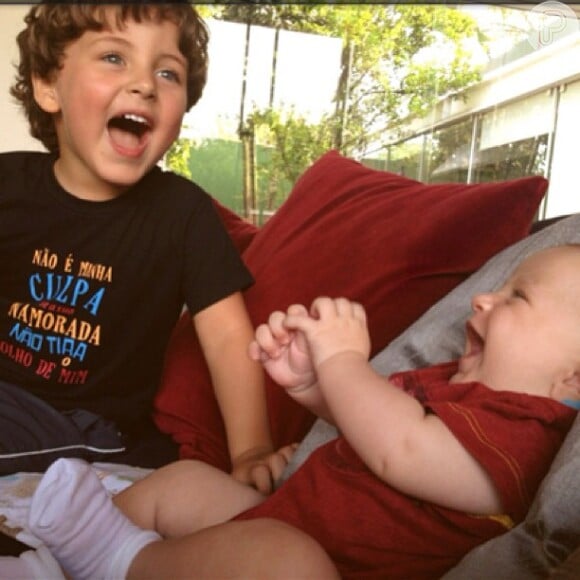 Claudia publicou esta foto, mostrando seus filhos Davi e Rafael com sorrisões no rosto